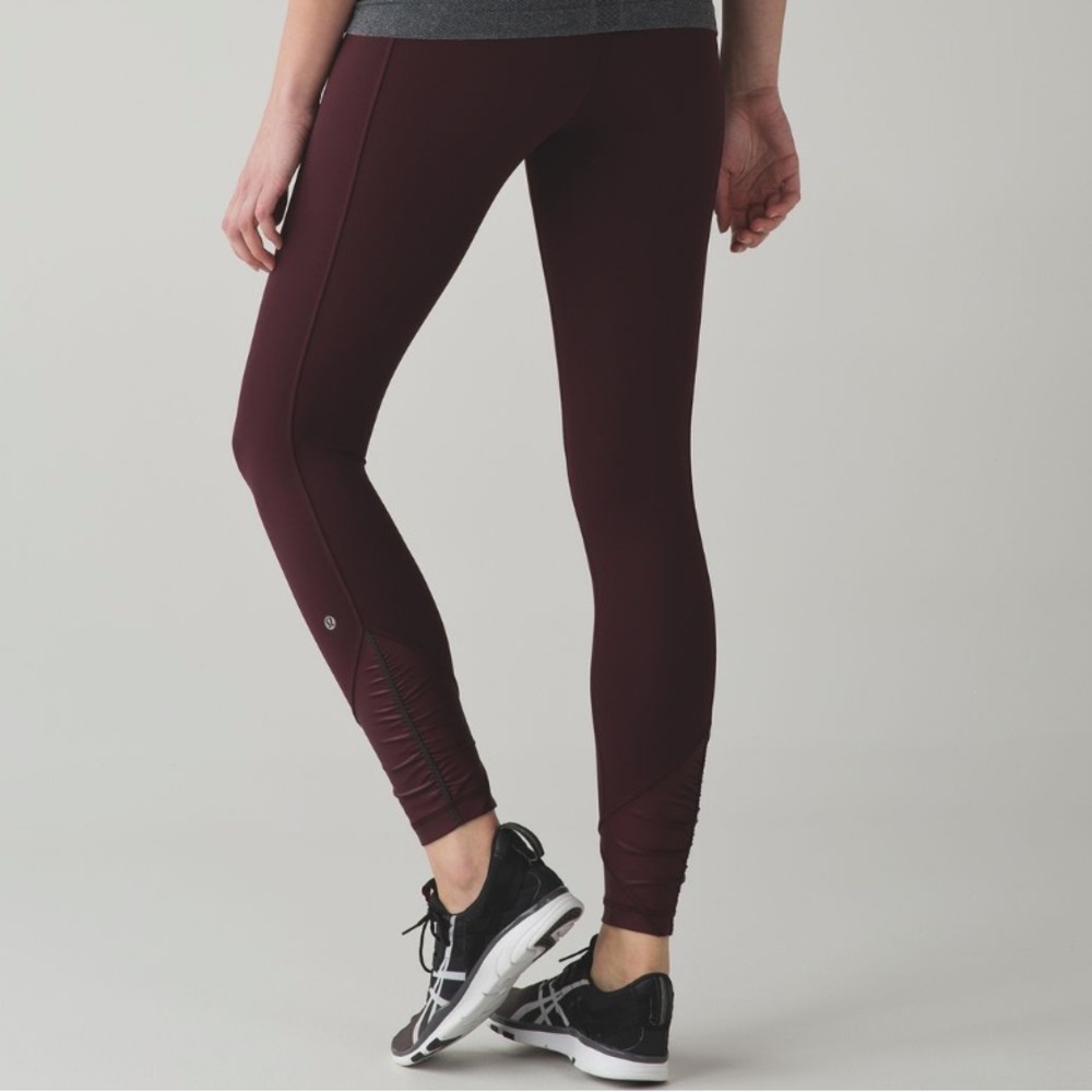 NWT lululemon pace queen tight in bordeaux drama / raspberry - size 6